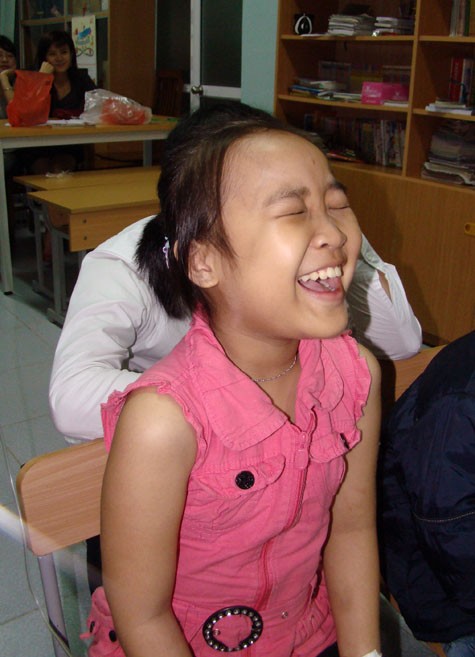 Bé Nguyễn Thị Hải Yến cũng đang truyền nước, nhưng vẫn hăng say giải đố.Cô bé nhất định không chịu là người thất bại, không chịu đầu hàng trước những câu đố của thầy cô.